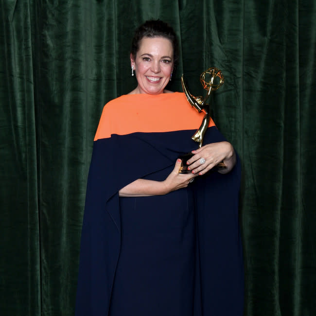 Olivia Colman con su premio Emmy credit:Bang Showbiz