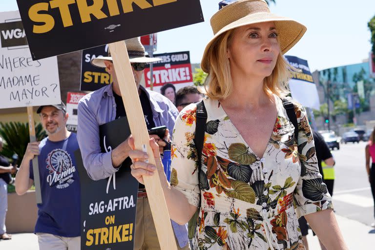 La actriz Sharon Lawrence, una de las caras conocidas que sumó a las protestas durante el primer día de huelga 