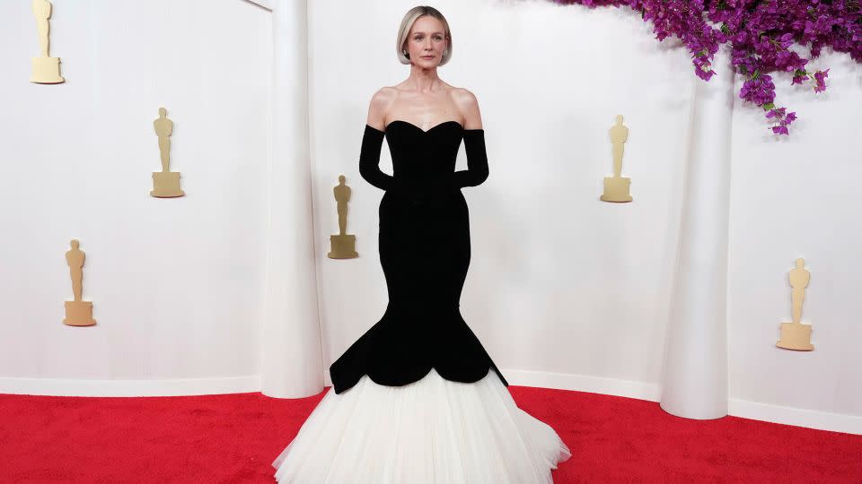 Carey Mulligan’s custom Balenciaga gown featured a classy flared mermaid skirt. The Best Actress nominee accessorized with Fred Leighton jewelry and was one of several stars to wear black evening gloves. - Jordan Strauss/Invision/AP
