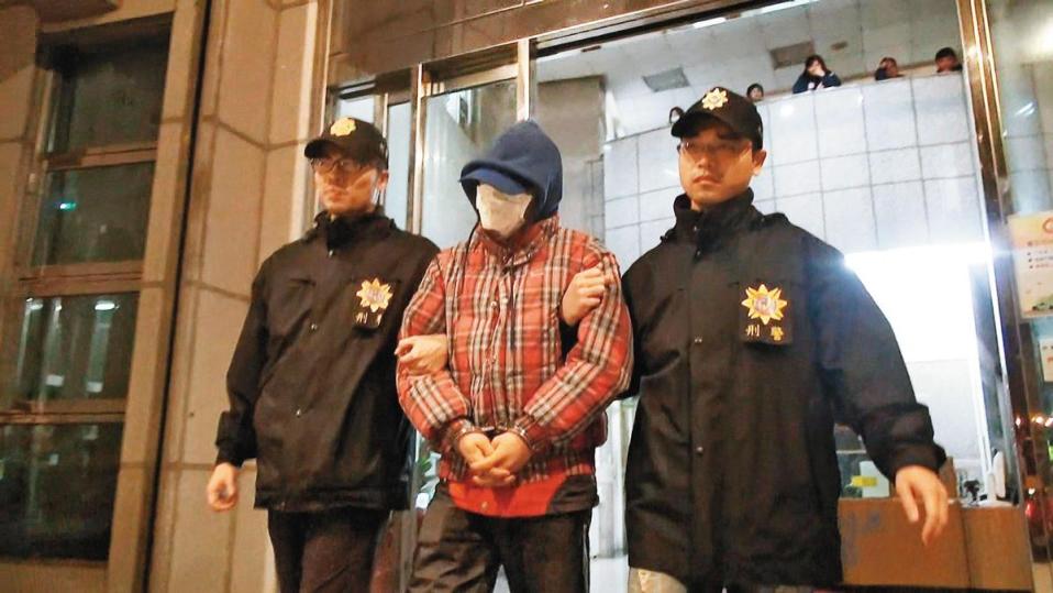 警方在命案發生19年後，將饒姓男子（中）逮捕到案。（東森新聞提供）