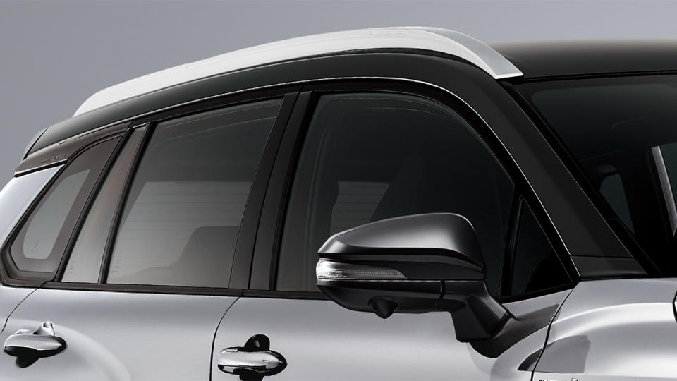 圖／2022 Toyota Corolla Cross 1.8 Hybrid GR Sport多了專屬空力套件，包括有蜂巢式曜黑水箱護罩，加上GR Sport專屬潮炫雙色車頂，更為全車增添越野氣息。