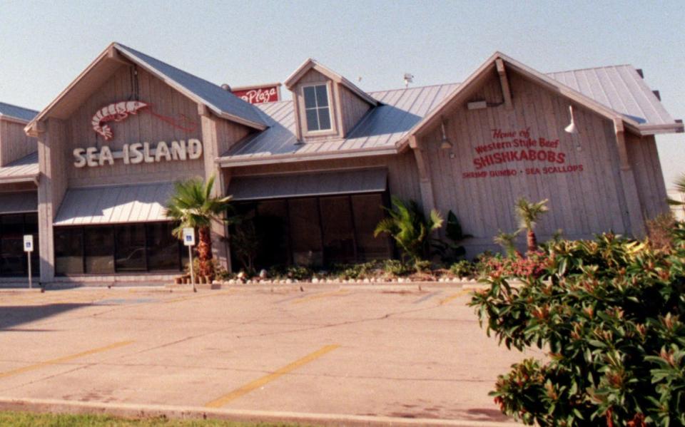 Sea Island Shrimp House in Moore Plaza on Sept. 16, 1999. 
