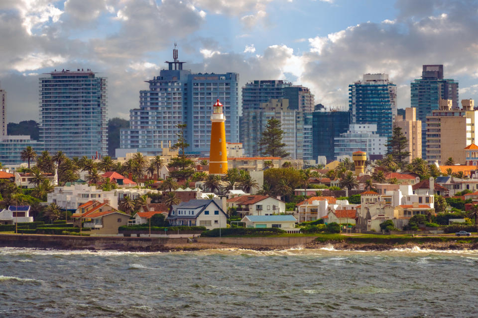 Aguas turbulentas a lo largo de la costa de la ciudad turística de Punta del Este, Uruguay. Foto: Getty Images. 