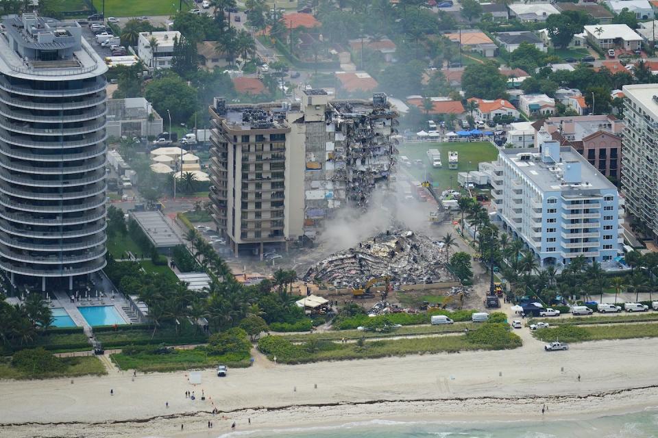 Champlain Towers South’s collapse in Surfside, Fla., near Miami, killed 98 people. <a href="https://newsroom.ap.org/detail/ApartmentBuildingEvacuatedFlorida/e05b4770e98c4f9e852c944a0474b4d1/photo" rel="nofollow noopener" target="_blank" data-ylk="slk:AP Photo/Gerald Herbert;elm:context_link;itc:0;sec:content-canvas" class="link ">AP Photo/Gerald Herbert</a>