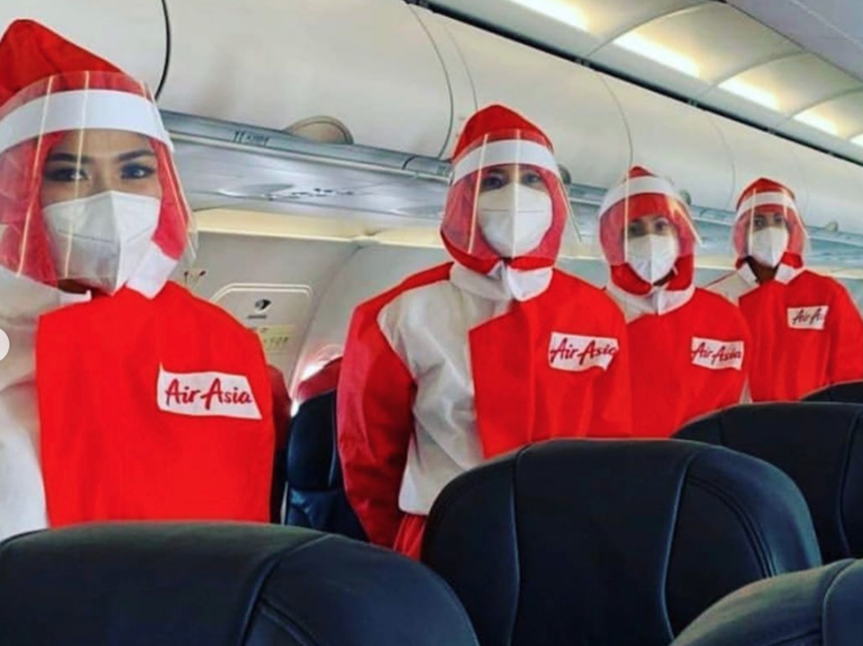 Nuevos uniformes de azafatas de AirAsia durante la era Covid-19.