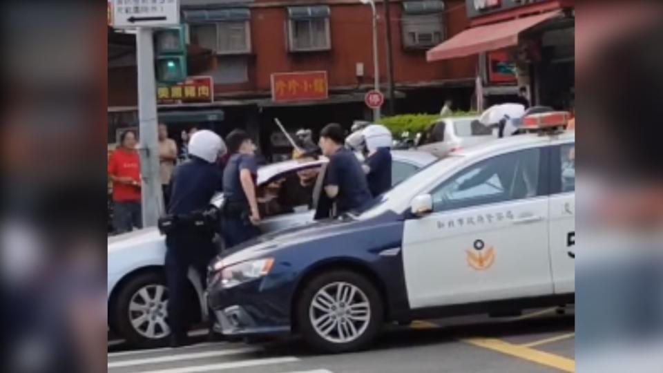 黃姓男子與朋友駕車撞人恐嚇。（圖／翻攝翻轉大新北市交通違規）