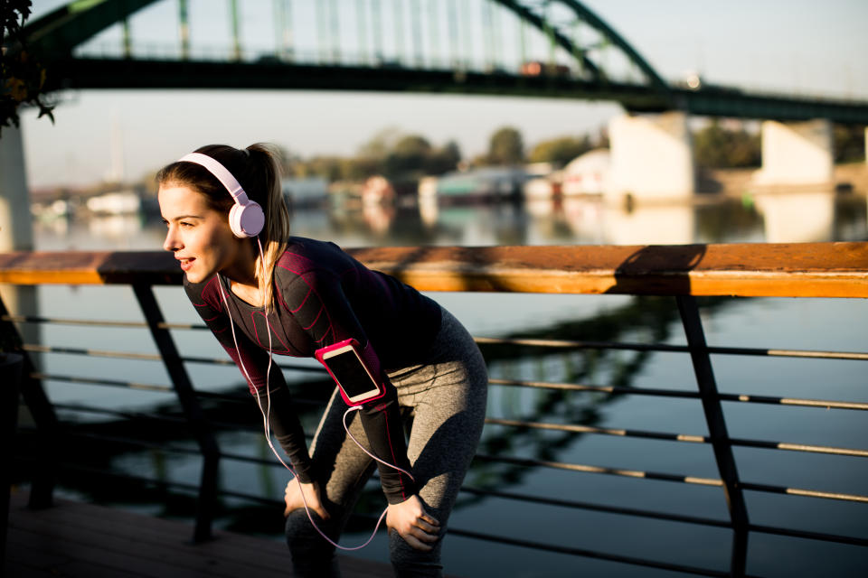 Ob zum Arbeiten im Homeoffice oder beim Sport: Mit passenden Kopfhörern sind Podcasts oder die Lieblingsmusik immer dabei. (Bild: Getty Images)