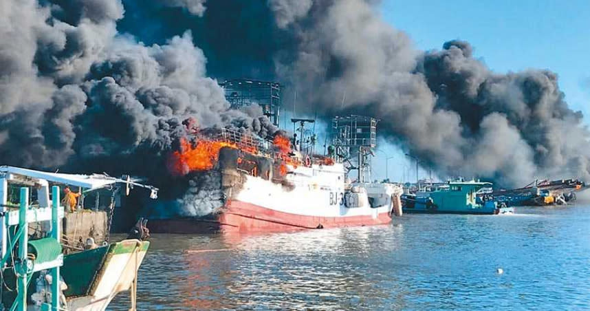 屏東鹽埔漁港15日下午發生火燒船，濃濃黑煙直竄天際，共有5艘漁船、5艘膠筏慘遭火噬，損失初估上億。（圖／屏東縣東港分局提供）
