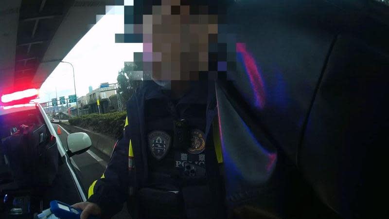 警方攔查一輛黑色自小客車，駕駛現場酒測超標。（翻攝畫面）