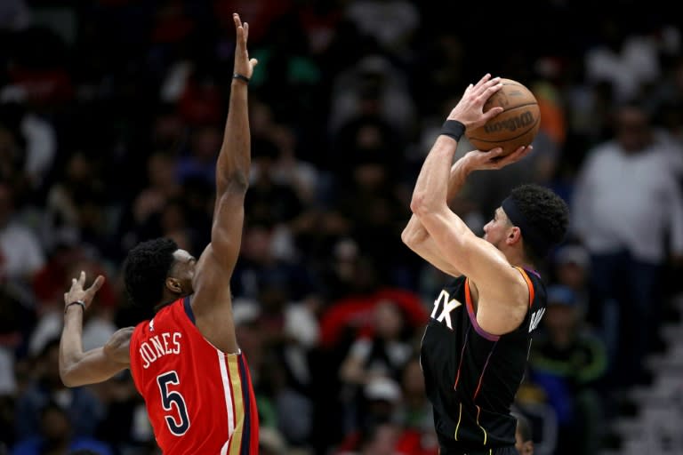 Devin Booker (à droite) shoote à 3 points lors de la victoire de son équipe des Phoenix Suns face aux Pelicans, le 1er avril 2024 à la Nouvelle-Orléans. (Sean Gardner)