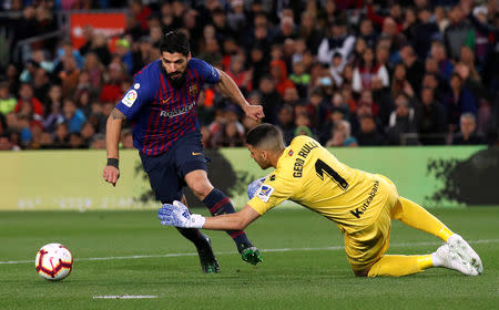 Soccer Football - La Liga Santander - FC Barcelona v Real Sociedad - Camp Nou, Barcelona, Spain - April 20, 2019 Barcelona's Luis Suarez in action with Real Sociedad's Geronimo Rulli REUTERS/Albert Gea