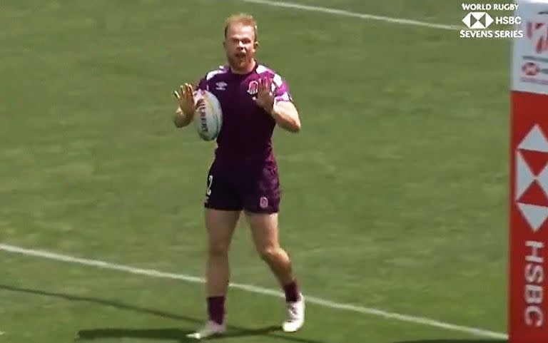 Una escena insólita en el encuentro de Seven que ganó Argentina ante Inglaterra: Homer pide esperar y no apoya el try ante la Argentina, para eliminar a los canadienses