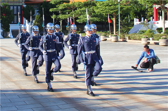 空軍儀隊一兵施宣呈自民國97年退伍後，跟隨儀隊演出場合，主動為後期學弟們拍照紀實，並將照片提供他們留念。（施宣呈提供）