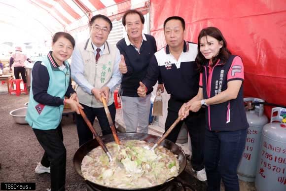 南市長黃偉哲、農業局副局長陳仲杰、西港區農會總幹事程淑如及議員蔡秋蘭推薦麻油料理，歡迎大家來品嚐。（記者李嘉祥攝）