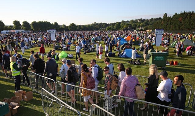 Fans queue for Wimbledon tickets