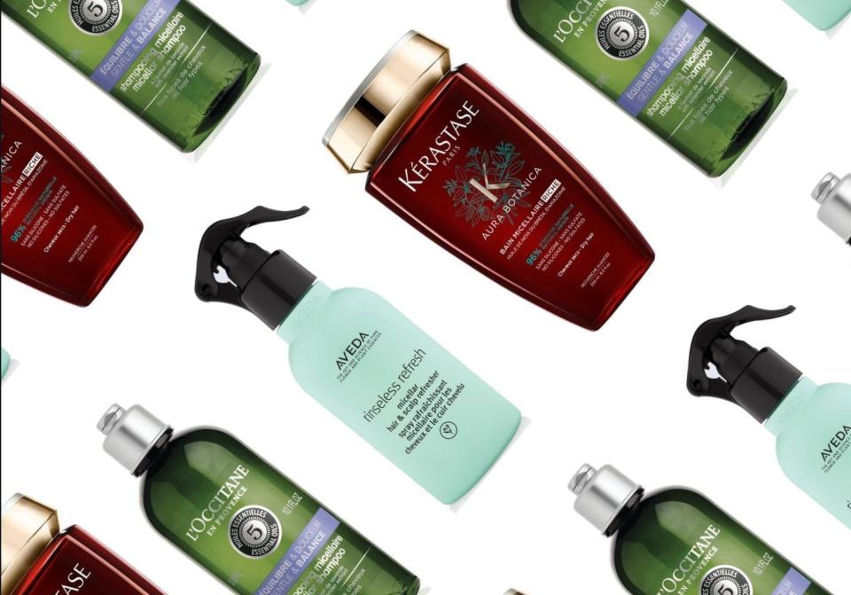 Depuis quelques temps maintenant, au rayon beauté, il est possible de trouver des shampoings dits « micellaires ». Si cette formule était principalement réservée aux eaux démaquillantes, les produits pour cheveux s’y mettent également. Réputées pour leurs efficacités détoxifiantes, les micelles sont aujourd’hui très prisées pour contrer les méfaits de la pollution. Voici tout ce qu’il faut savoir sur les shampoings du futur. Qu’est-ce qu’un shampoing micellaire ? Selon notre expert Pascal Portes, directeur de l’innovation scientifique chez L’Occitane, les shampoings micellaires nettoient efficacement les cheveux tout en douceur et respectent le cuir chevelu. « Ils contiennent des micelles, groupement de petites molécules microscopiques tensio-actives. Elles ont la double propriété d’être à la fois hydrophiles (solubles dans l’eau) d’une part et lipophiles (solubles dans la graisse) d’autre part. Elles permettent ainsi de nettoyer la saleté et le sébum en douceur tout en respectant le microbiote capillaire, micro-organisme vivant en harmonie avec notre corps ». L’avantage avec les shampoings micellaires, c’est qu’ils s’adaptent à tous types de cheveux. Qu’ils soient bouclés, raides, fins ou épais, l’efficacité des micelles reste la même. Grâce à leurs probiotiques, généralement utilisés en compléments alimentaires, ces nouveaux soins permettent de laver en douceur tout en préservant l’écosystème du cuir chevelu. Puisqu’il peut s’utiliser de façon régulière (en essayant tout de même d'espacer ses shampoings) , sans abîmer les cheveux, il est même conseillé de troquer son shampoing classique contre un shampoing micellaire. Quels sont les bienfaits du shampoing micellaire pour les cheveux ? Avec cette toute nouvelle technologie, les shampoings micellaires sont très efficaces pour obtenir une belle chevelure. « Les probiotiques présents dans ce type de shampoings permettent de maintenir un équilibre naturel du cuir chevelu garantissant ainsi des cheveux plein de vitalité », déclare une nouvelle fois notre expert. « Les avantages sont nombreux puisqu’ils préservent efficacement un microbiote capillaire équilibré pour des cheveux éclatants de vitalité. Ils renforcent également la barrière du cuir chevelu, maintenant une hydratation optimale », précise Pascal Portes. Les cheveux sont alors plus souples, plus brillants et dotés d’une vraie sensation de légèreté. Plus aucune raison de ne pas craquer pour les shampoings micellaires. Découvrez notre sélection du moment.À lire également : Détox : vos cheveux aussi y ont le droit !
