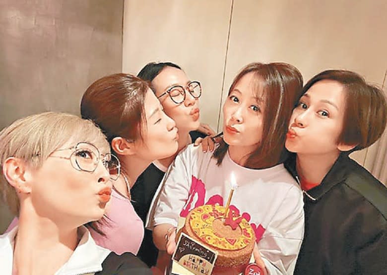 姚樂怡獲好姊妹送吻補祝生日。