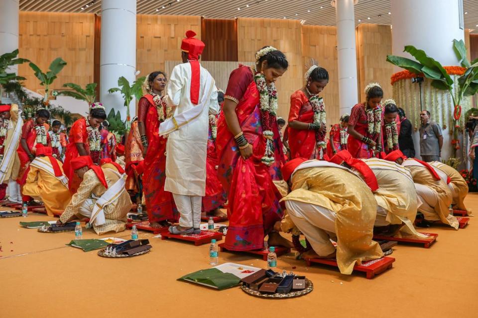 Novios y novias celebran rituales durante una ceremonia nupcial multitudinaria para parejas desfavorecidas organizada por los padres de Anant Ambani, Nita y Mukesh. Crédito: Divyakant Solanki/EPA-EFE/Shutterstock