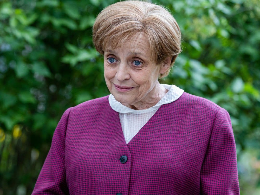 Katharina Thalbach in "Miss Merkel". (Bild: RTL / Maor Waisburd)