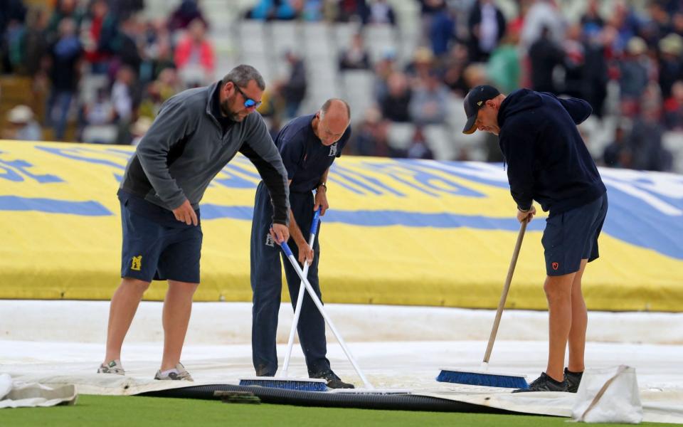 Groundstaff work on the covers as rain stops play on Day 1 of the fifth cricket Test match between England and India at Edgbaston, Birmingham in central England on July 1, 2022. - Friday's match should have been played in Manchester last September but, hours before it was due to start, it was postponed because of Covid-19 concerns in the India camp. India take a 2-1 lead into this, the final match in the five-match series - Geoff Caddick/AFP