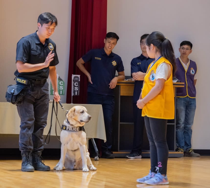 《圖說》警犬隊蒐證表演。〈新北市警局提供〉