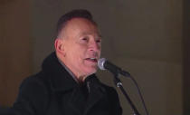 En esta imagen tomada de video, Bruce Springsteen canta en el especial "Celebrating America" el miércoles 20 de enero del 2021, tras la investidura del presidente Joe Biden, en Washington. (Biden Inaugural Committee via AP)