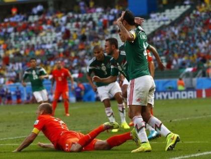 Arjen Robben (L) of the Netherlands is fouled in the penalty area against Mexico. (REUTERS)