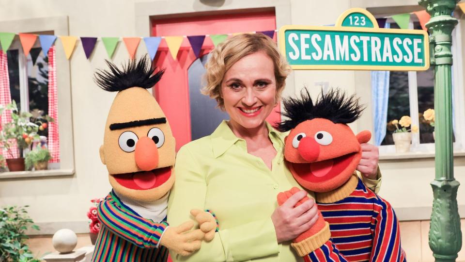 "Tagesthemen"-Moderatorin Caren Miosga mit Ernie und Bert. (Bild: dpa)