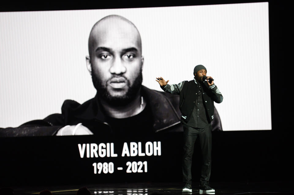 LV男裝藝術總監Virgil Abloh驟逝，英國演員Idris Elba在11月29日舉行的英國時尚獎頒獎典禮上，向好友Virgil Abloh致敬。圖片來源：Getty Images