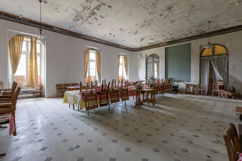 A dinning hall in the mansion.