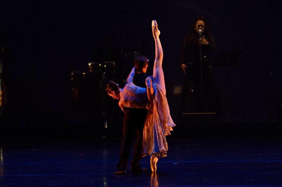 Mayrel Martínez y Maikel Hernández en “Fiebre”, coreografía de Vicente Nebrada.