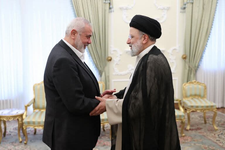 Ismail Haniyeh, junto con el presidente iraní Ebrahim Raisi, en Teherán el 27 de marzo de 2024