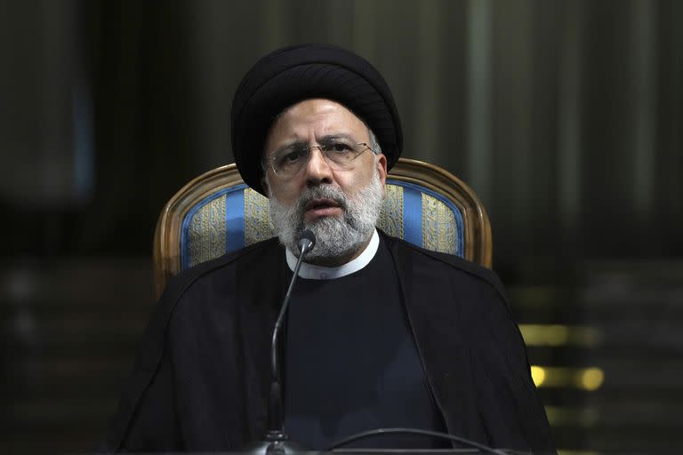 ARCHIVO - El presidente de Irán, Ebrahim Raisi, habla en una conferencia de prensa en el palacio de Saadabad, en Teherán, Irán. .(AP Foto/Vahid Salemi, Archivo)