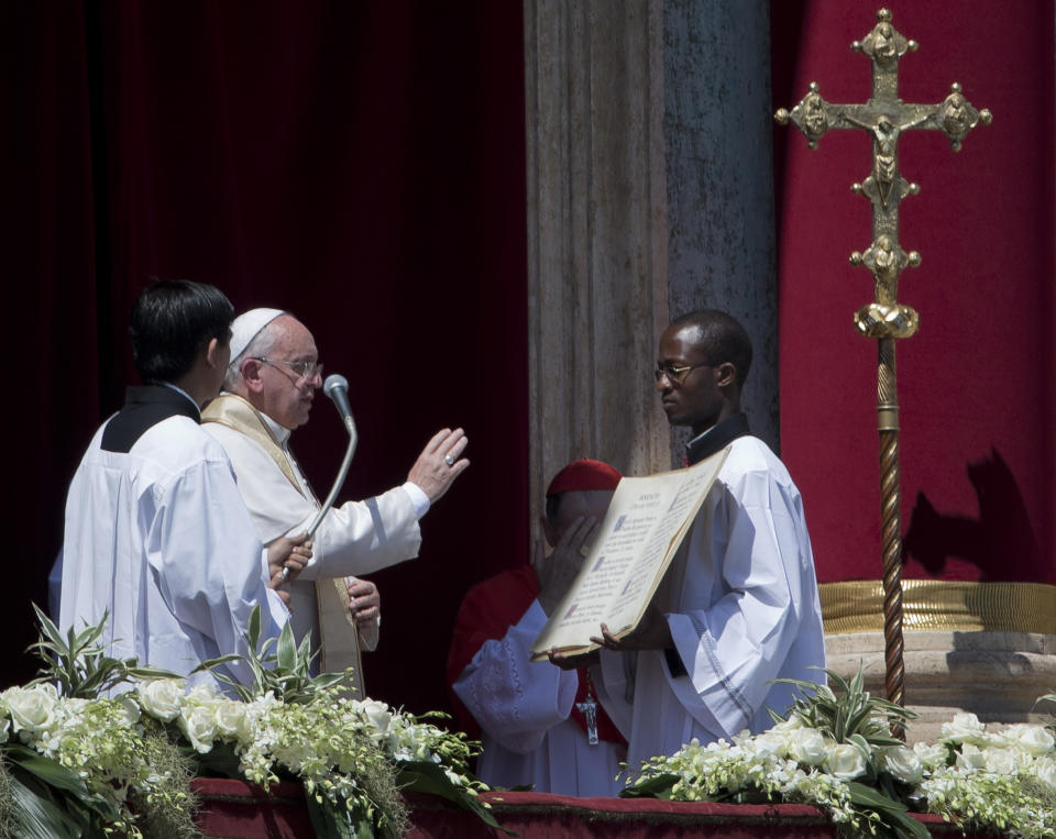 Pope Francis delivers his blessing at the end of the Urbi and Orbi (Latin for to the city and to the world) blessing from the balcony of St. Peter's Basilica at the end of the Easter Mass in St. Peter's Square at the the Vatican Sunday, April 20, 2014. (AP Photo/Andrew Medichini)