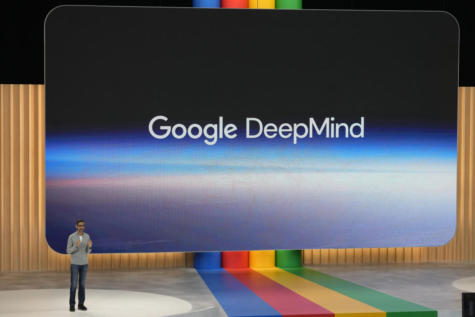 Archivo - Sundar Pichai, director general de Alphabet, habla sobre Google DeepMind en un evento de Google I/O el 10 de mayo de 2023, en Mountain View, California. (AP Foto/Jeff Chiu, Archivo)