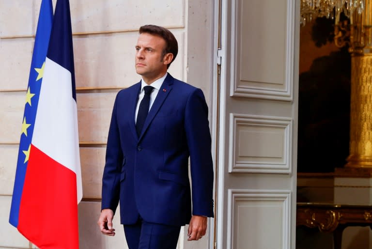 Le président français Emmanuel Macron au palais de l'Elysée à Paris, le 7 mai 2022 (AFP/GONZALO FUENTES)