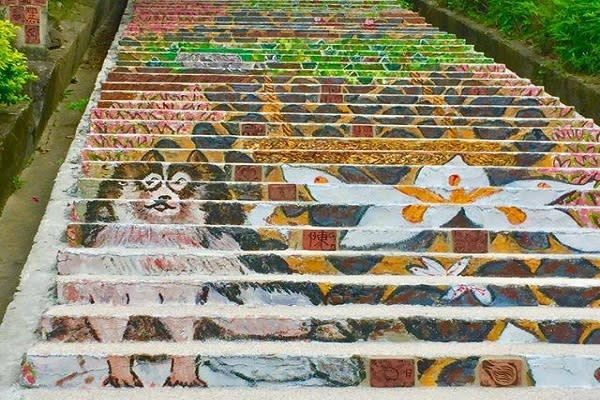 苗栗西湖國中的彩繪階梯被旅客紛紛稱為台版梨花洞花樓梯（圖／苗栗縣政府）