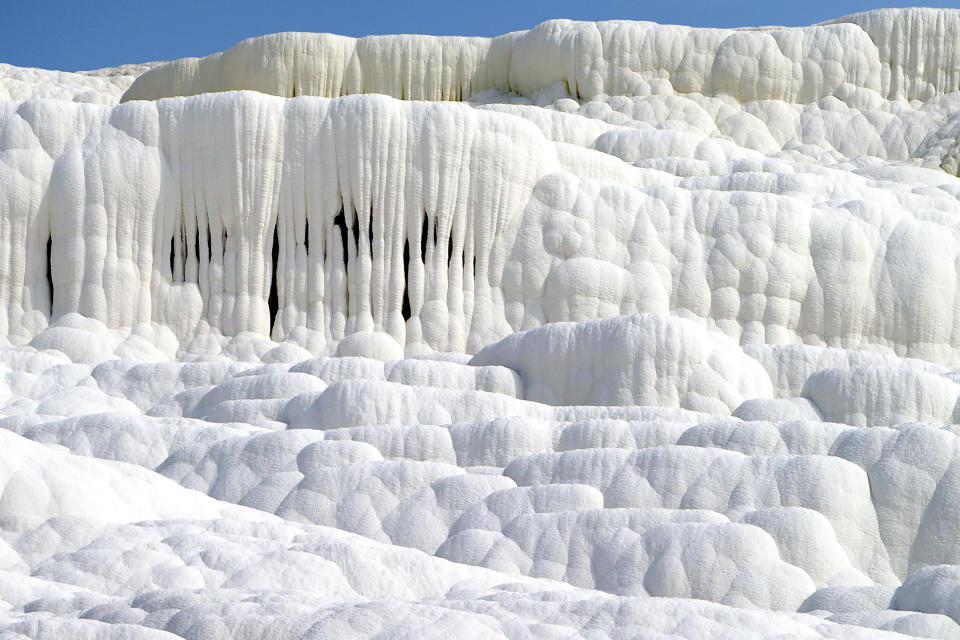 <p>La montaña tiene una altura de 160 metros y una extensión aproximada de 2.700 m. Toda cubierta de blanco, parece que esté nevada o congelada. (Foto: Getty Images).</p> 