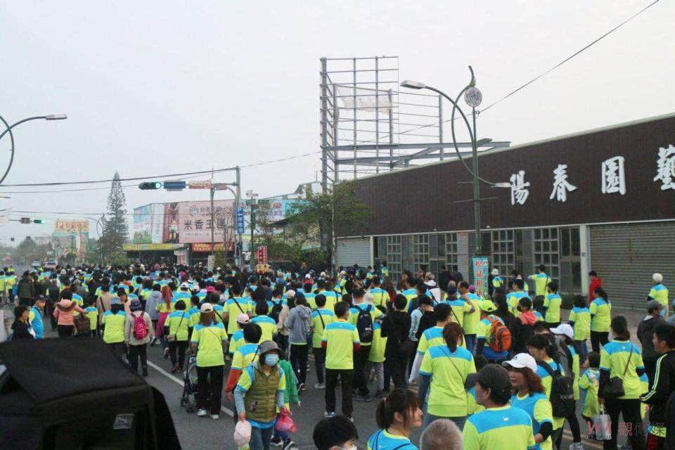 ▲田尾鄉公所在田尾公路花園舉辦「看見田尾最美春日萬人健行」活動，逾5000人扶老攜幼一起漫步鄉間小路，沿途充滿花香，宛如大地對田尾的禮讚。（記者陳雅芳攝）