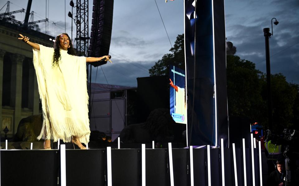 Alexandra Burke se objeví na pódiu během Národní loterie Eurovision Grand Welcome Event - Getty