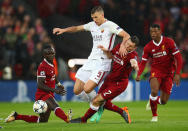 <p>Les relances et la vitesse de jeu de Liverpool a paralysé les Jaunes et Rouges. Cependant, la défense romaine tenait bon face aux offensives complexes du camp adverse. De leur côté du terrain Dzeko tente en vain de s’imposer et Nainggolan est presque invisible. (Photo : Getty) </p>