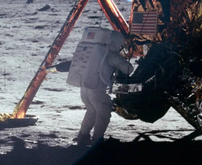 Uma das poucas imagens de Neil na superfície lunar, uma vez que na maior parte do tempo ele ficou com a câmera (Imagem: Reprodução/Domínio Público)