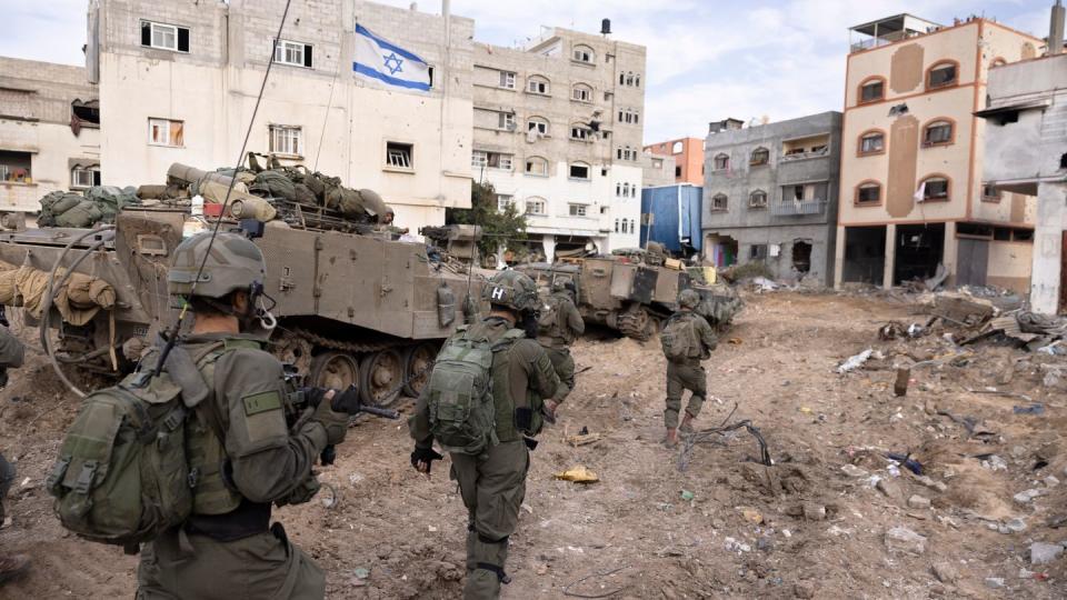 Israels Armee greift eigenen Angaben zufolge weiterhin Ziele in mehreren Gebieten an (Bild: dpa)