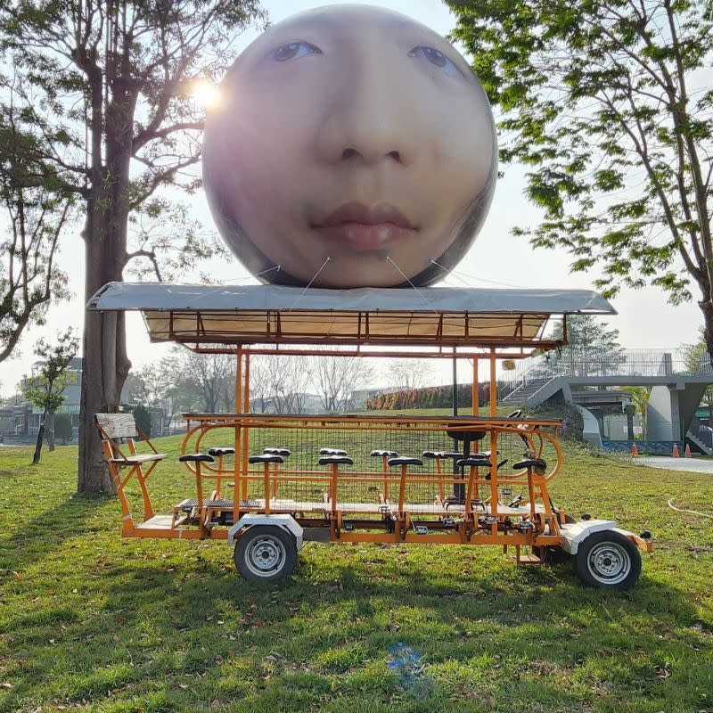 ▲阿傑再次發揮創意，在田尾怡心園公廁旁放「人頭氣球車」。（圖／RJ 廉傑克曼 臉書）