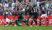 Britain Football Soccer - West Ham United v Southampton - Premier League - London Stadium - 25/9/16 West Ham United's Simone Zaza has a shot on goal Reuters / Eddie Keogh Livepic