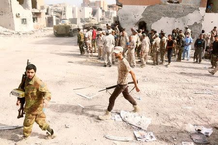 Fighters of Libyan forces allied with the U.N.-backed government gather as they push into the last area held by Islamic State militants in Ghiza Bahriya district in Sirte, Libya November 26, 2016. REUTERS/Hani Amara