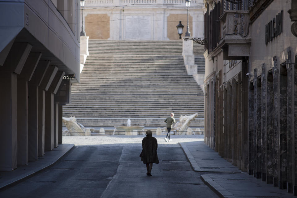 Il centro di Roma e Città del Vaticano sono deserti la prima domenica dopo l’entrata in vigore delle restrizioni per combattere l’epidemia da coronavirus. Tra i monumenti della Capitale, non si vedono i soliti assembramenti di turisti.