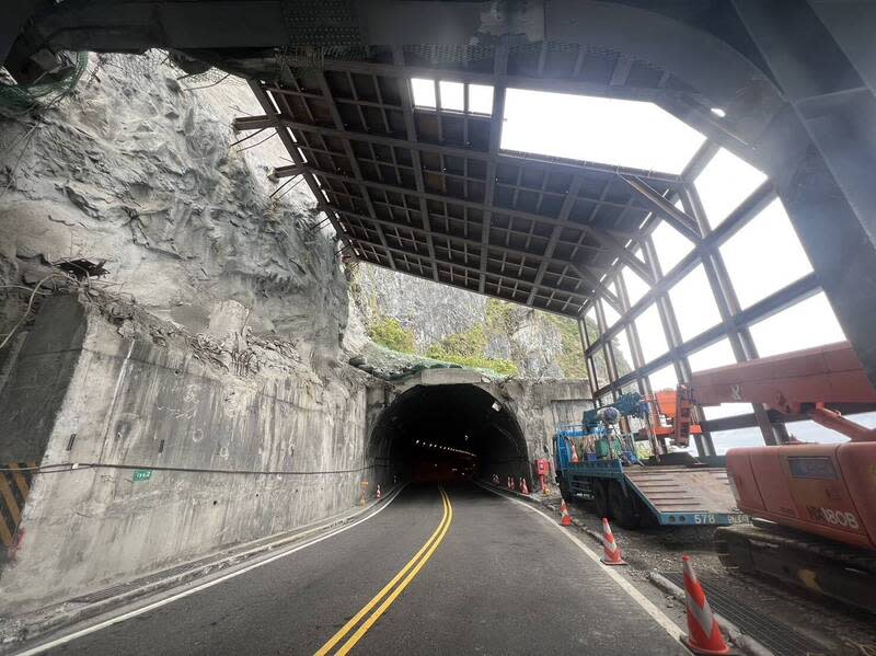 蘇花大清水路段坍方後，就採單向管制通車。   圖：公路總局／提供