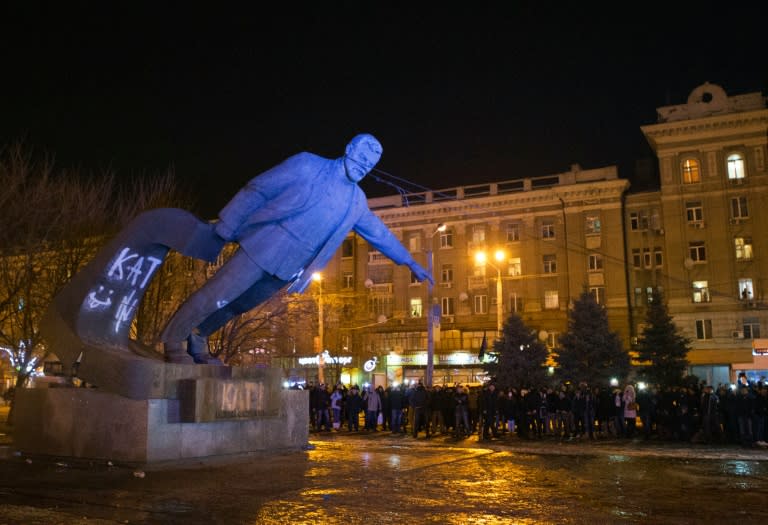 A picture taken on January 29, 2016 shows Ukrainian Nationalists, supported by a cheering crowd, preparing to tear down the statue of early Communist leader Grigory Petrovsky in Dnipropetrovsk