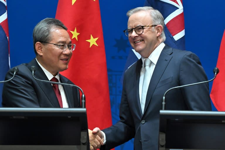 Le Premier ministre australien Anthony Albanese (d) et son homologue chinois Li Qiang au Parlement à Canberra, le 17 juin 2024 (MICK TSIKAS)